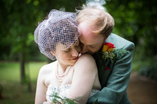 bride and groom cuddling in Oxford wedding