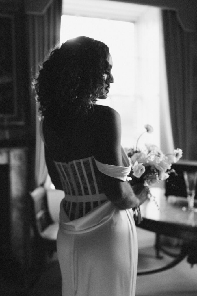 back of the dress of bride